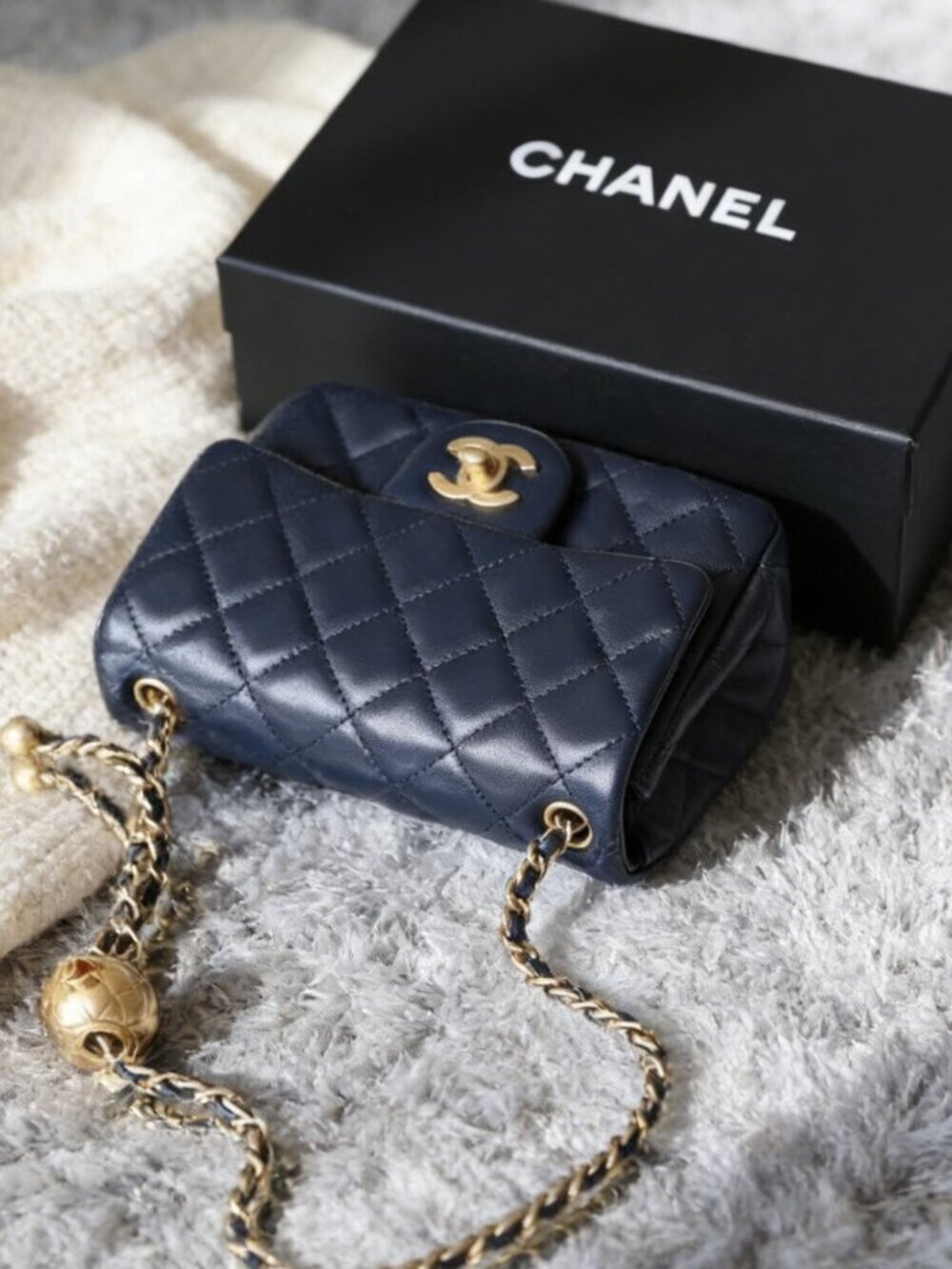 Chanel Classic Flap Mini in Quilted - Picture 2 of 6